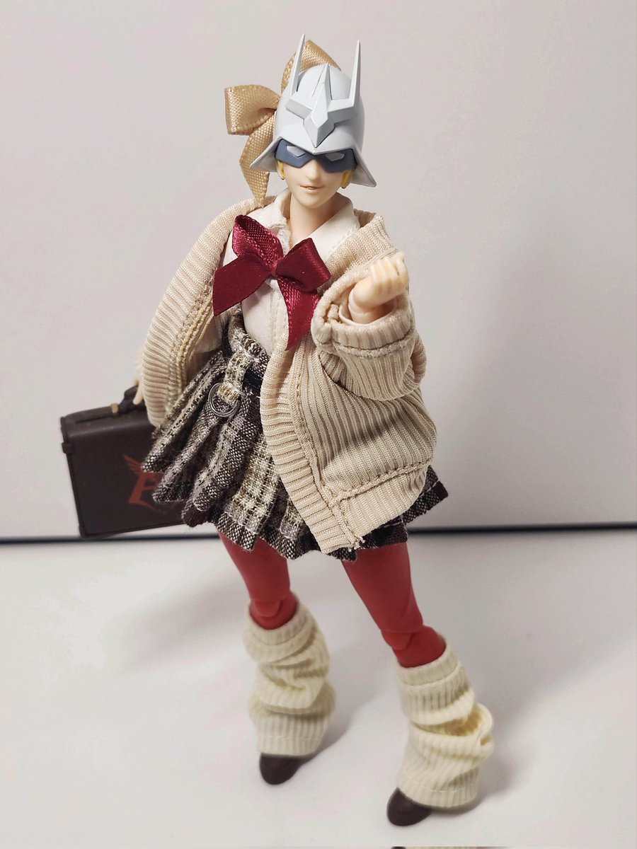Momijikunnnnnnn's tweet photo. シャア·アズナブル、ご覧の通り女子高校生だ https://t.co/S3Gt701qvN