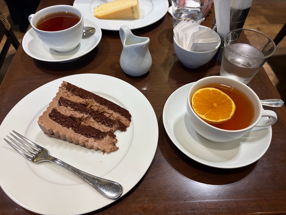 assistant_mzk's tweet image. 先週、先輩秘書さんとランチで都内へ。
採用やチーム運営について新たな視点を学びました。

先行く方とお話できるこ゚縁に感謝です。
スマートな振る舞いも含めて大変勉強になりました！

もう今年もあと1ヶ月。
本格的に動いていきます。