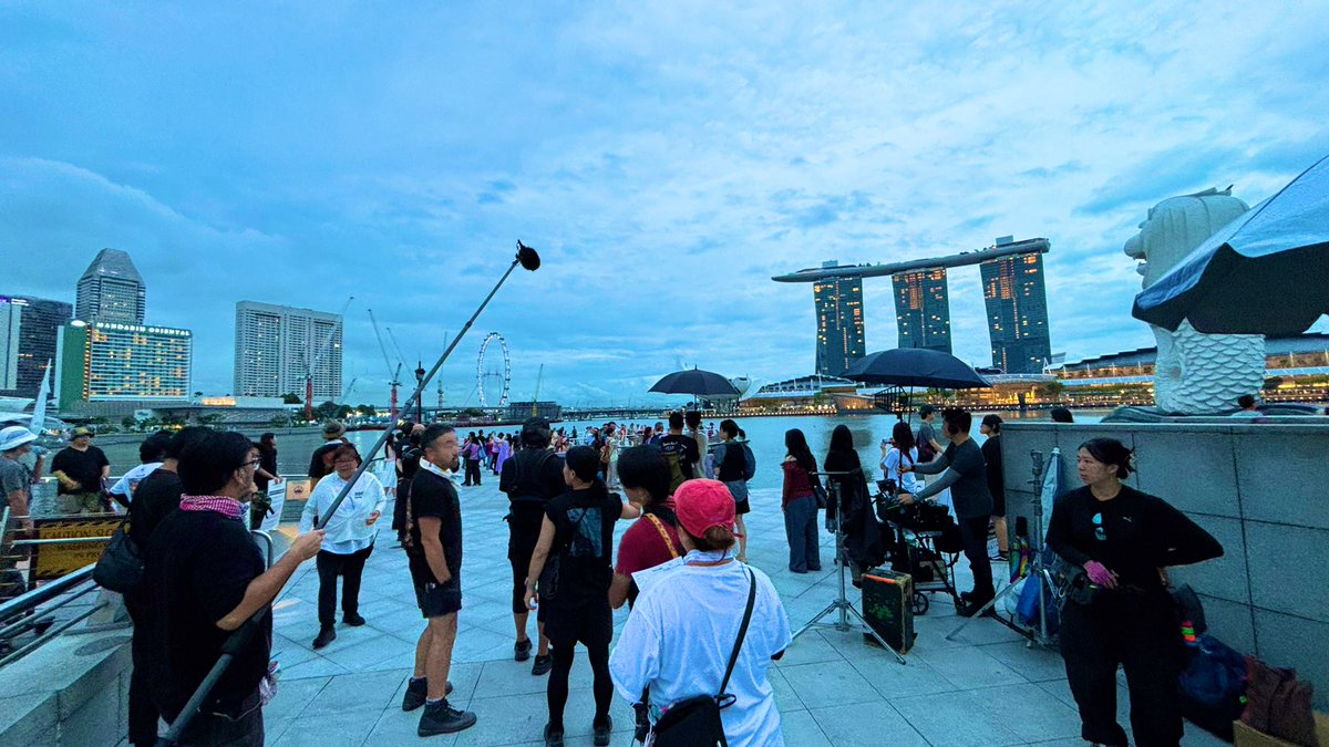 Capt_Bee's tweet image. 朝ラン6km、668km/2025。朝からマーライオン前で日本の映画？撮影中で沢山のエキストラ。俳優もいたけど誰かわからず😅
#朝ラン #マーライオン #映画撮影