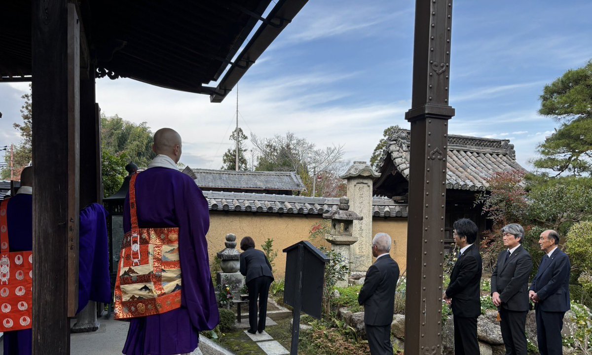 椿本興業株式会社の役員の皆さま方が創業者ら歴代会長のお供養のためにお参りにお越しになりました🙏🏻
先人たちの恩徳に想いをいたすことはたいへん大切なことと思います