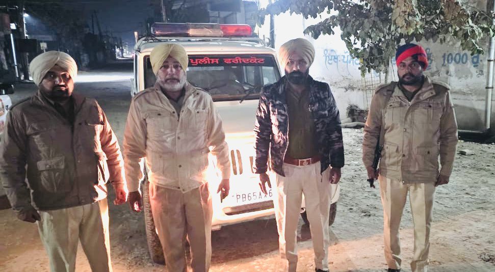 FaridkotPolice's tweet image. ਮਜ਼ਬੂਤ ​​ਨਾਕਾਬੰਦੀਆਂ 🚧 | ਚੌਕਸ ਗਸ਼ਤ 🚓 | ਰਿਸਪੌਂਸ ਟੀਮਾਂ ਨਾਲ ਹਰ ਰਾਤ ਸੁਰੱਖਿਅਤ 🚨

ਫਰੀਦਕੋਟ ਪੁਲਿਸ ਵੱਲੋਂ ਨਾਕਿਆਂ, ਗਸ਼ਤ ਅਤੇ ਪੀ.ਸੀ.ਆਰ ਮੋਟਰਸਾਈਕਲਾਂ ਰਾਹੀਂ ਸਖ਼ਤ ਨਿਗਰਾਨੀ। ਜੀ.ਓ ਅਤੇ ਐਸ.ਐਚ.ਓ ਪੁਲਿਸ ਸਟੇਸ਼ਨਾਂ ਅਤੇ ਰਾਤ ਦੀ ਡਿਊਟੀ ਦਾ ਨਿਰੀਖਣ ਕਰਦੇ ਹਨ, ਸਹੀ ਮਾਰਗਦਰਸ਼ਨ ਅਤੇ ਸੁਰੱਖਿਅਤ ਰਾਤ ਲਈ ਵਧੇਰੇ ਚੌਕਸੀ ਨੂੰ ਯਕੀਨੀ…