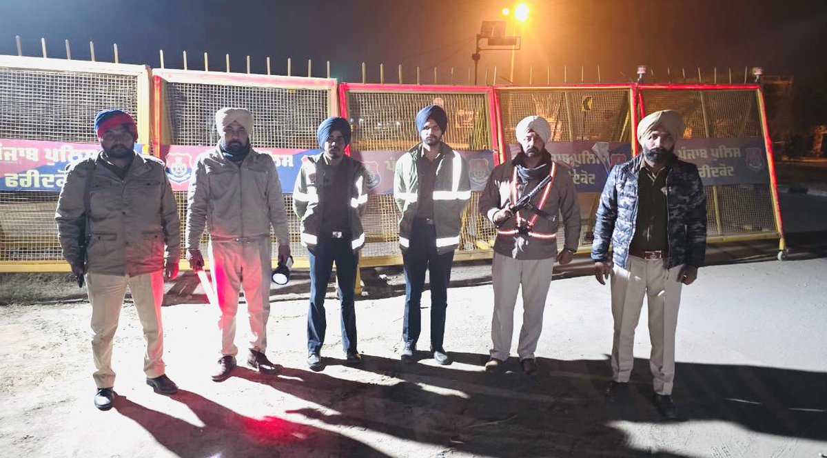 FaridkotPolice's tweet image. ਮਜ਼ਬੂਤ ​​ਨਾਕਾਬੰਦੀਆਂ 🚧 | ਚੌਕਸ ਗਸ਼ਤ 🚓 | ਰਿਸਪੌਂਸ ਟੀਮਾਂ ਨਾਲ ਹਰ ਰਾਤ ਸੁਰੱਖਿਅਤ 🚨

ਫਰੀਦਕੋਟ ਪੁਲਿਸ ਵੱਲੋਂ ਨਾਕਿਆਂ, ਗਸ਼ਤ ਅਤੇ ਪੀ.ਸੀ.ਆਰ ਮੋਟਰਸਾਈਕਲਾਂ ਰਾਹੀਂ ਸਖ਼ਤ ਨਿਗਰਾਨੀ। ਜੀ.ਓ ਅਤੇ ਐਸ.ਐਚ.ਓ ਪੁਲਿਸ ਸਟੇਸ਼ਨਾਂ ਅਤੇ ਰਾਤ ਦੀ ਡਿਊਟੀ ਦਾ ਨਿਰੀਖਣ ਕਰਦੇ ਹਨ, ਸਹੀ ਮਾਰਗਦਰਸ਼ਨ ਅਤੇ ਸੁਰੱਖਿਅਤ ਰਾਤ ਲਈ ਵਧੇਰੇ ਚੌਕਸੀ ਨੂੰ ਯਕੀਨੀ…