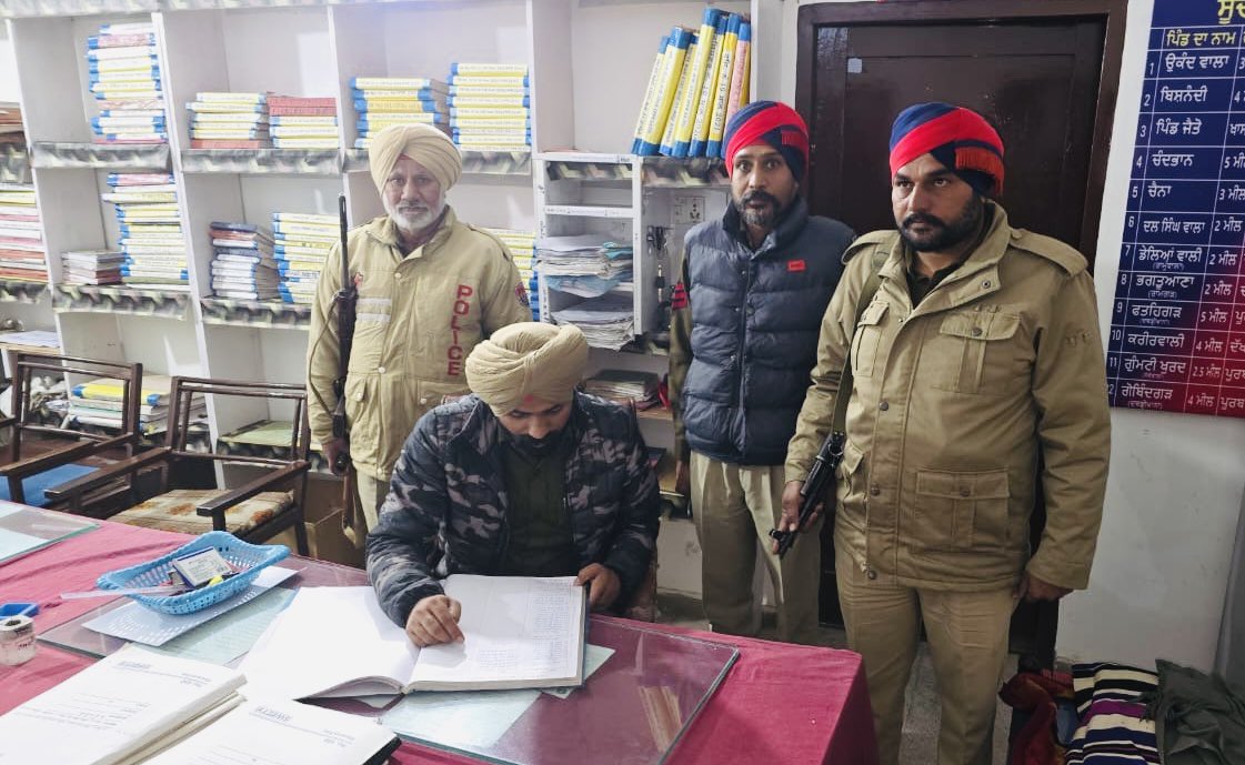 FaridkotPolice's tweet image. ਮਜ਼ਬੂਤ ​​ਨਾਕਾਬੰਦੀਆਂ 🚧 | ਚੌਕਸ ਗਸ਼ਤ 🚓 | ਰਿਸਪੌਂਸ ਟੀਮਾਂ ਨਾਲ ਹਰ ਰਾਤ ਸੁਰੱਖਿਅਤ 🚨

ਫਰੀਦਕੋਟ ਪੁਲਿਸ ਵੱਲੋਂ ਨਾਕਿਆਂ, ਗਸ਼ਤ ਅਤੇ ਪੀ.ਸੀ.ਆਰ ਮੋਟਰਸਾਈਕਲਾਂ ਰਾਹੀਂ ਸਖ਼ਤ ਨਿਗਰਾਨੀ। ਜੀ.ਓ ਅਤੇ ਐਸ.ਐਚ.ਓ ਪੁਲਿਸ ਸਟੇਸ਼ਨਾਂ ਅਤੇ ਰਾਤ ਦੀ ਡਿਊਟੀ ਦਾ ਨਿਰੀਖਣ ਕਰਦੇ ਹਨ, ਸਹੀ ਮਾਰਗਦਰਸ਼ਨ ਅਤੇ ਸੁਰੱਖਿਅਤ ਰਾਤ ਲਈ ਵਧੇਰੇ ਚੌਕਸੀ ਨੂੰ ਯਕੀਨੀ…
