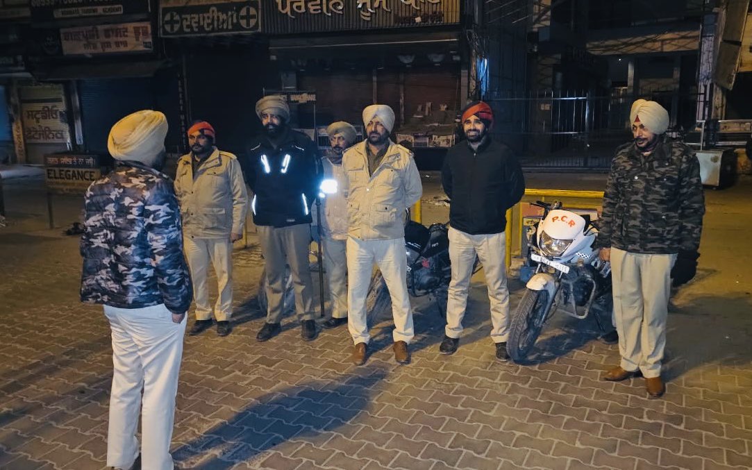 FaridkotPolice's tweet image. ਮਜ਼ਬੂਤ ​​ਨਾਕਾਬੰਦੀਆਂ 🚧 | ਚੌਕਸ ਗਸ਼ਤ 🚓 | ਰਿਸਪੌਂਸ ਟੀਮਾਂ ਨਾਲ ਹਰ ਰਾਤ ਸੁਰੱਖਿਅਤ 🚨

ਫਰੀਦਕੋਟ ਪੁਲਿਸ ਵੱਲੋਂ ਨਾਕਿਆਂ, ਗਸ਼ਤ ਅਤੇ ਪੀ.ਸੀ.ਆਰ ਮੋਟਰਸਾਈਕਲਾਂ ਰਾਹੀਂ ਸਖ਼ਤ ਨਿਗਰਾਨੀ। ਜੀ.ਓ ਅਤੇ ਐਸ.ਐਚ.ਓ ਪੁਲਿਸ ਸਟੇਸ਼ਨਾਂ ਅਤੇ ਰਾਤ ਦੀ ਡਿਊਟੀ ਦਾ ਨਿਰੀਖਣ ਕਰਦੇ ਹਨ, ਸਹੀ ਮਾਰਗਦਰਸ਼ਨ ਅਤੇ ਸੁਰੱਖਿਅਤ ਰਾਤ ਲਈ ਵਧੇਰੇ ਚੌਕਸੀ ਨੂੰ ਯਕੀਨੀ…