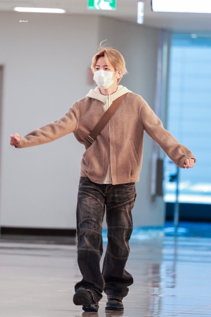 HQ] 251128 #BAEKHYUN @ GMP Airport heading to China for [Essence