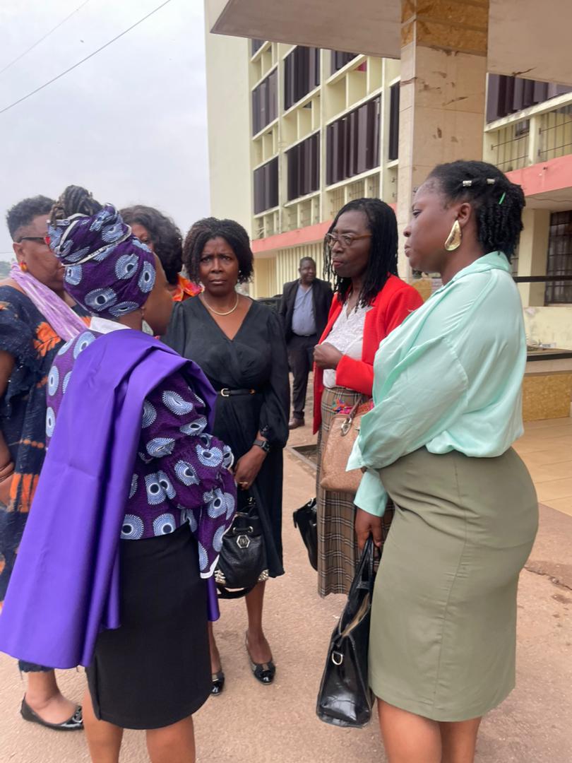 Nous, femmes leaders, avons rencontré Atanga Nji.

Présenté nos arguments pour libérer ttes &amp; ts arrêtées lors de la crise post-électorale de 2025, faits + chiffres à l'appui.

Il a le pouvoir de mettre fin à ce cauchemar.

Que fera-t-il ? Nous verons.

Vigilance. Pression. 👊🏿