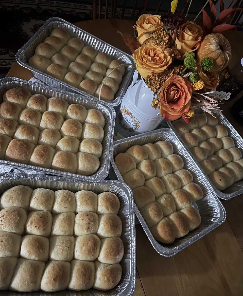 hhthacker's tweet image. happy thanksgiving! i made ube cinnamon rolls, garlic rolls, coconut cream, and pumpkin pies