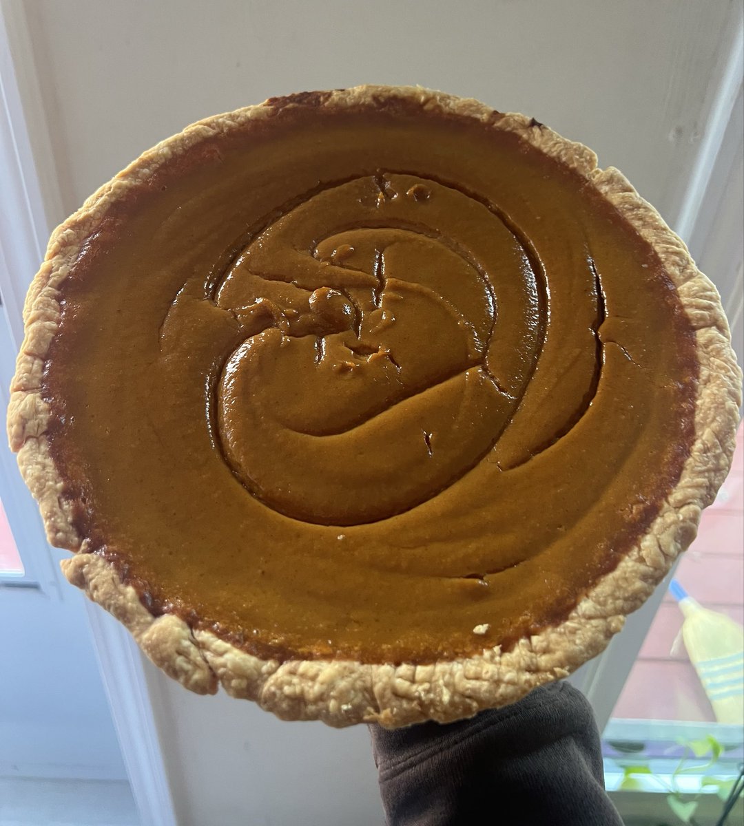 hhthacker's tweet image. happy thanksgiving! i made ube cinnamon rolls, garlic rolls, coconut cream, and pumpkin pies