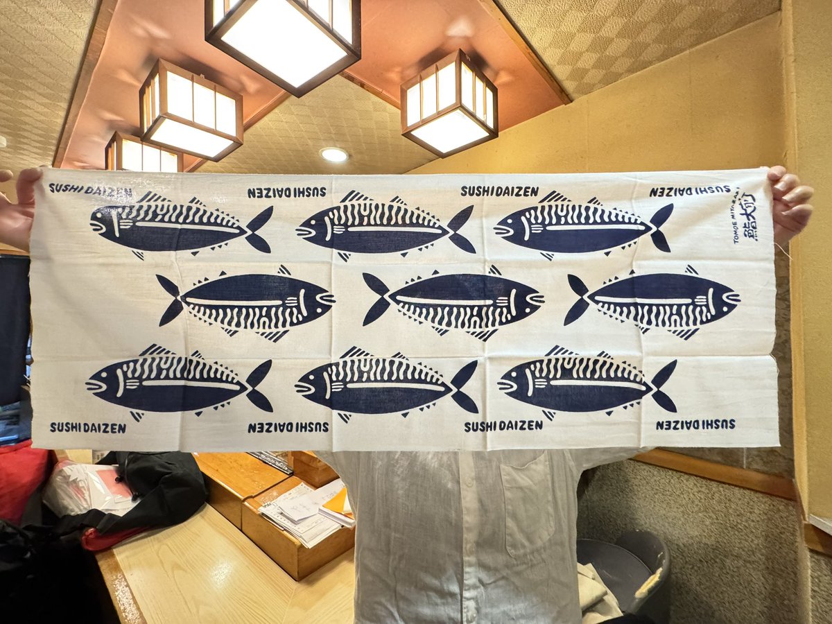sushi_daizen's tweet photo. …
去年に続き
"鮨大前"オリジナル手ぬぐいbyかまわぬ
第二弾が完成しました！
…

第二弾は
様々な媒体に引っ張りだこな
大人気イラストレーター姉妹ユニニット
"STOMACHACHE."の宮崎知恵さん@MYZKTME に描き下ろして頂きました
快く引き受けてくれて本当にありがとうございます◎

雑誌やアーティストグッズ、イベントなどどこかのタイミングで自然と彼女の作品たちに触れてるかも？！まだ彼女の作品を観たことがない人は是非これを機会に彼女の世界観に触れてもらえたら僕も嬉しいです◎

製作してくださった"かまわぬ"さん 
@KAMAWANU_PR 
この度は本当にお世話になりました！
心より感謝致します🤲
今後ともどうぞよろしくお願い致します

…

鮨大前オリジナル手ぬぐい(illust by TOMOE MIYAZAKI)
1枚2,500円(税込)

(最低ロットで製作しているため1枚の単価がかかってしまい、手ぬぐいとしては多少値はしますが、ご興味ありましたらお気軽にお声掛けください🙌)