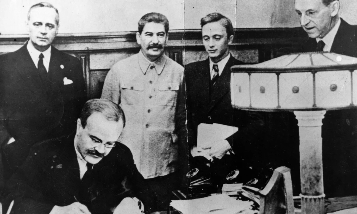 eggsbenedictyo's tweet photo. @RnaudBertrand Pepperidge Farms remembers the Molotov-Ribbentrop pact and the dual fronts on Poland. https://t.co/Aurney4UFE