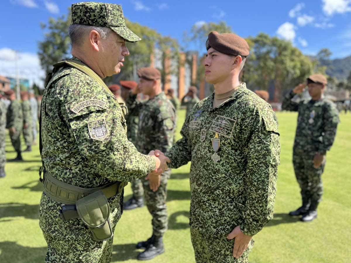 COMANDANTE_ARC's tweet photo. La @ArmadaColombia participó de manera destacada en la conmemoración del Aniversario No. 16 del Comando Conjunto de Operaciones Especiales #CCOES de las @FuerzasMilCol, una fuerza élite que simboliza la interoperabilidad, la precisión táctica y el compromiso permanente con la defensa del país.

Durante la ceremonia, fueron exaltados 925 militares condecorados por su valor, disciplina, sacrificio silencioso y contribución decisiva a la seguridad de la Nación. Cada reconocimiento refleja la vocación de servicio y la capacidad operacional de quienes integran las fuerzas especiales de Colombia.

La Armada de Colombia reafirma su compromiso con el trabajo conjunto, la excelencia operacional y la protección de los intereses marítimos y fluviales del país, hombro a hombro con los comandos de operaciones especiales.

Comandos, la guardia de honor de Colombia.