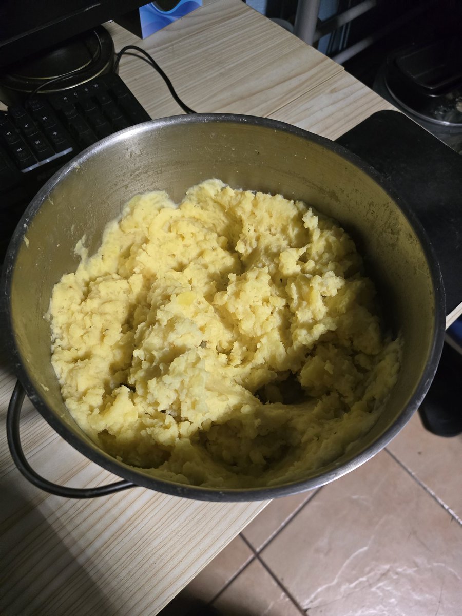 WizardCorgi's tweet image. Had to wake up at 3am to prepare 3
Meals , mash potatoes, mac n cheese and mushroom soup, and hopefully make it in time to cook the ribs. Overall pretty proud of myself making it within 3 hours all 3