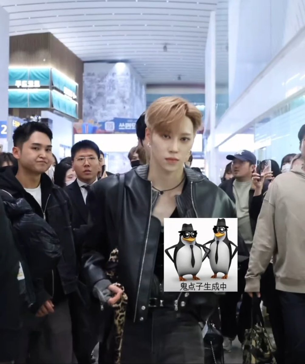 everyn0o's tweet photo. curiga lay tau busuknya wakeone ke trainee china sampe ngirim ex manager suho buat jadi manager nya arno🥹 thank you bang gw bisa nafas lega liatnya😭 https://t.co/oeCHiLDbVV