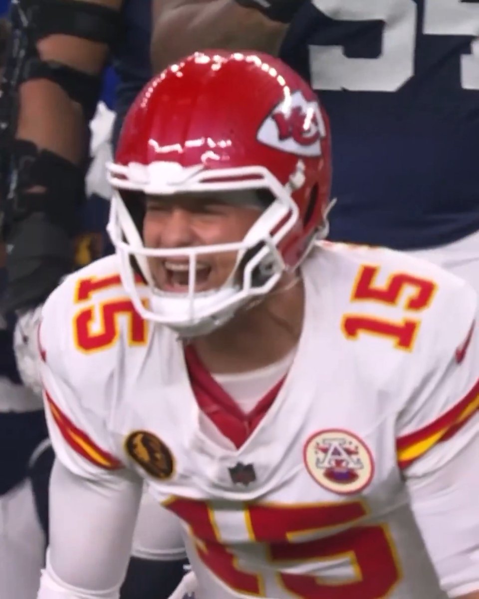 Impressive fourth down improv from Mahomes 🙌 @TCL_USA 