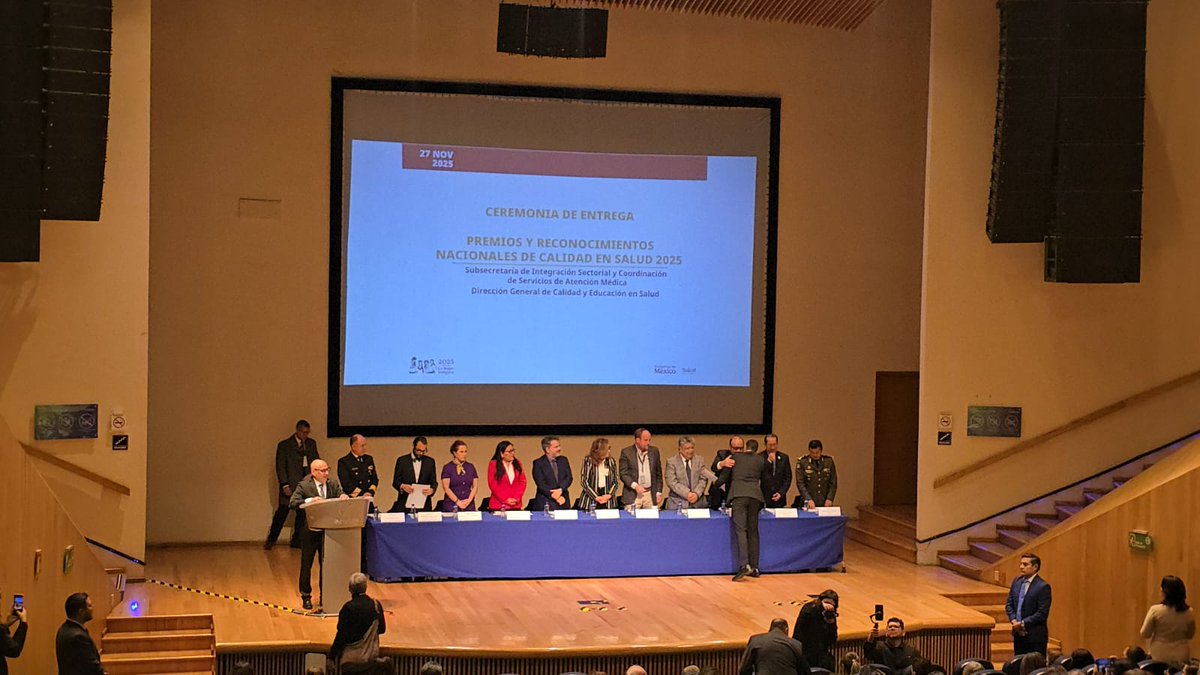 Compartimos que el Dr. Roberto Carlos García García, del #HGAM #IMSSBienestar, fue reconocido con el Premio Nacional de Calidad  en la categoría “Docencia en Calidad y Seguridad de la Atención de la Salud”, gracias a su destacada labor en la gestión de calidad y seguridad. #RCAC