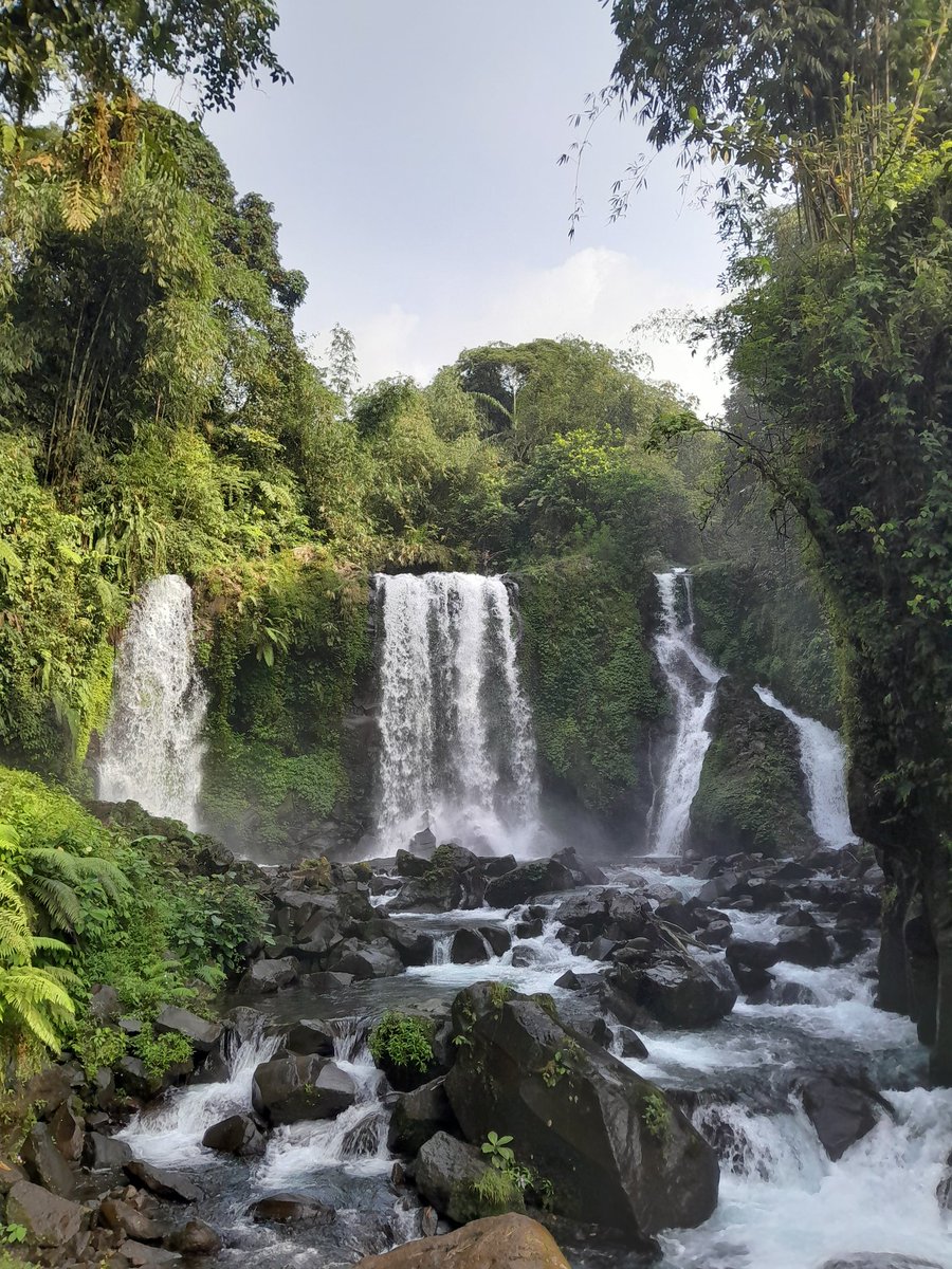 Sekali perjalanan, dibuat takjub sama semua tempat ini. Takjub, bener-bener takjub. Salah satu list yang udah kecapai seumur hidup, yap, curug penganten. Next list, curug rambat :). Tapi, mantai dulu sebelum nyurug lagi, hehe.