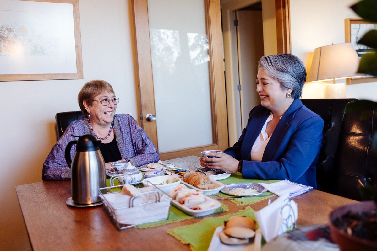 jeannette_jara's tweet image. Hoy tuve el honor de reunirme con la expresidenta Michelle Bachelet. Conversar con una líder que abrió caminos para Chile y para tantas mujeres siempre inspira y empuja hacia adelante. Hablamos del futuro, de derechos y de la convicción de que nuestro país no puede retroceder.…