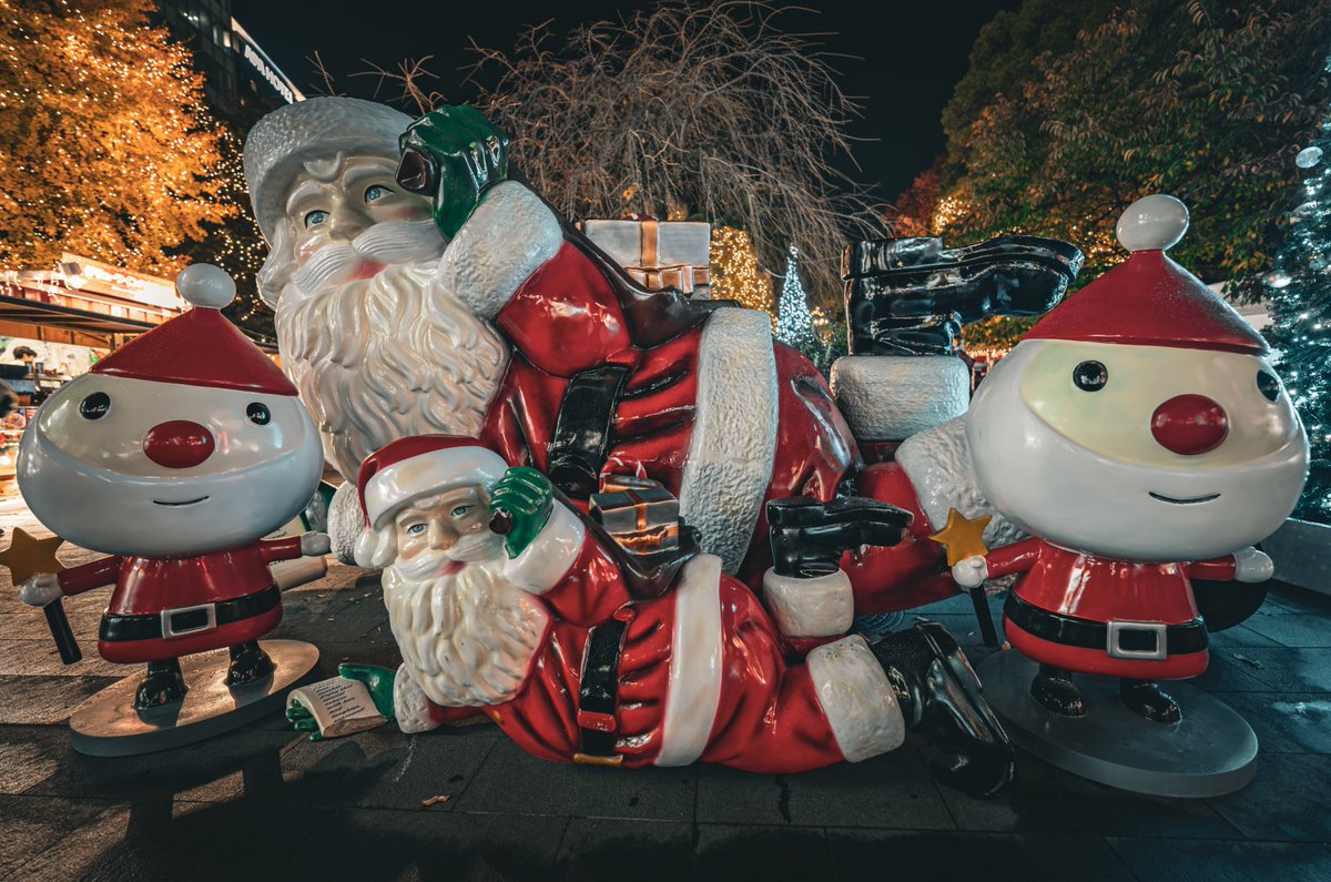 Christmas Advent in UENO PARK 2025 寝そべるサンタさん #写真好きな