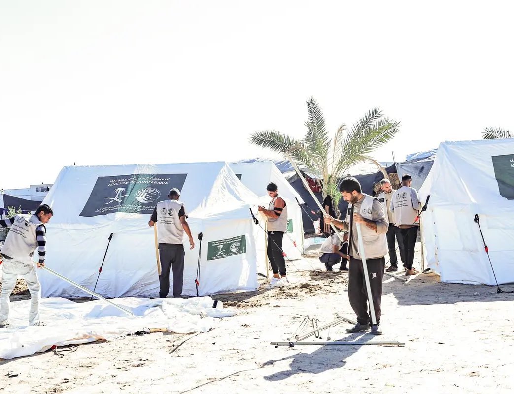 المملكة تُقيم مخيم جديد في منطقة القرارة بـغزة لإيواء الأسر التي فقدت مُعيلها خاصة في ظل البرد القارس وصعوبة الظروف المعيشية وتأتي هذه الخطوة ضمن سلسلة من الجهود الإنسانية المتواصلة التي تهدف إلى تخفيف معاناة النازحين  وذلك بتقديم الدعم الغذائي والمأوى والاحتياجات الأساسية الأخرى