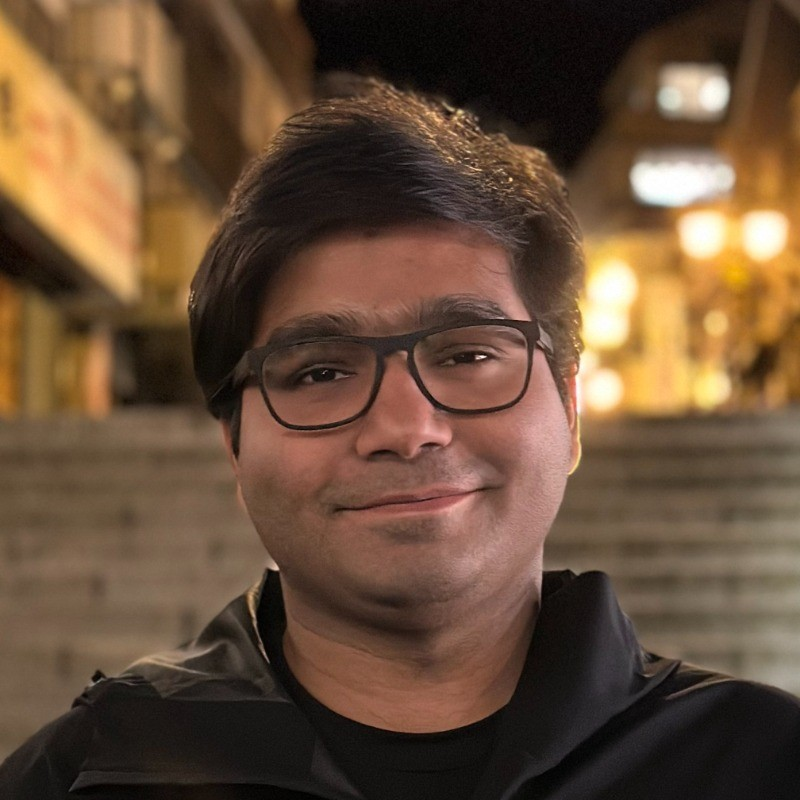 谢尔吉尔·奥扎尔的成名作是论文《生成对抗网络》,这篇论文可以说是开启了生成媒体革命(人工智能图像、视频等)。该论文实际上教会了神经网络如何“想象”。
Sherjil Ozair 来自印度理工学院德里分校,当时正在蒙特利尔大学访问,并有机