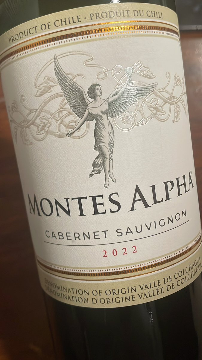 YukapBlog's tweet image. 日本では毎日日本酒だったので久しぶりのワイン。今年から真剣に日本移住考え始めている。