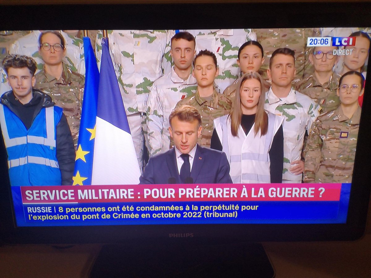 Quand il faut aller mourir y a plus de diversité, y a plus de France black blanc beur, y a plus d'immigration chance pour la France.
C'est white, white, white.