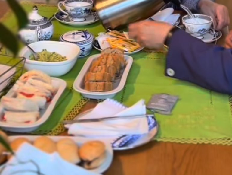 hernan_sr's tweet image. El desayuno que la tenía Michelle Bachelet a Jeannette Jara es de campeonas.