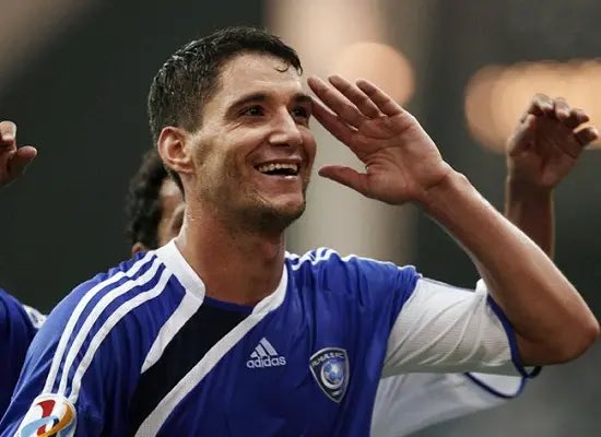 سؤال صعب ادواردو عشق وحب كبير له واقدره كثير..

لكن عندي رأي وهو بكل اختصار لم اشاهد لاعب اجنبي (متكامل) مثل تياقو نيفيز ..

هداف
صانع
تسديدات
كرات ثابته
ركنيات
رأسيات

كل شي في كرة القدم حرفيًا يقدمه لك؛ ماهو قصور بالبقية ولكن كلاعب تكاملي نيفيز لامثيل له والله