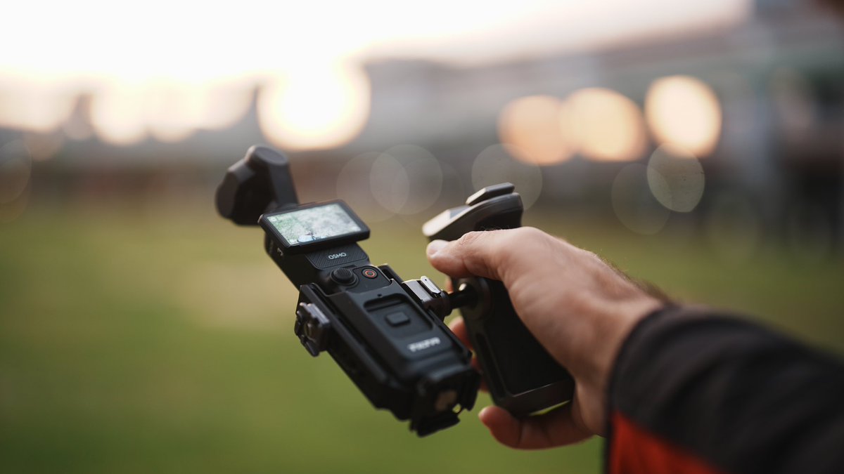 ilkoallexandrof's tweet image. 2年使いまくってるけど、今はDJI Pocket ３をゲットするベストタイミング! めっちゃ安い

本体👉 amzn.to/4ajEwsB
ケースこれ必須👉 amzn.to/3M9Hx4K
マイクはほぼ半額👉 amzn.to/44vd4o7
完璧なミニ三脚👉 amzn.to/48Ca9MS
ミニケージ👉 amzn.to/3XFgCAB