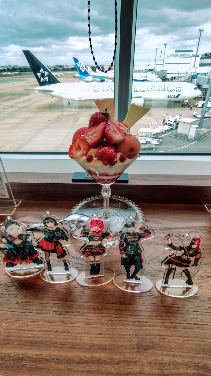 Junk187156's tweet photo. スキュラとパフェ https://t.co/UwzeGMYH8v