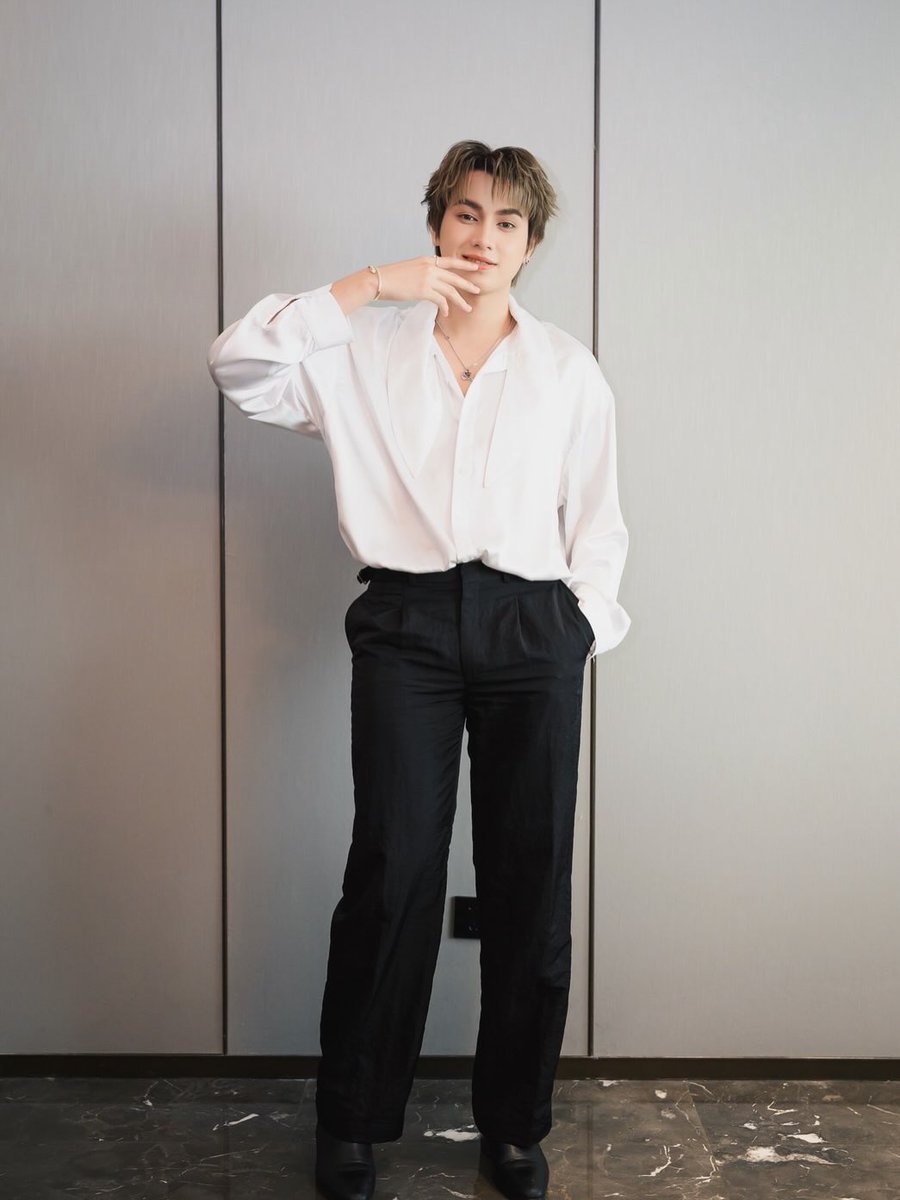 smartboomperu's tweet image. @smart_csnp is dazzling us! 
These photos are proof of his magic:
He shares his tender vulnerability, infects us with his pure happiness, and wows us with his total elegance. 💫
I simply love him in every single one of his facets!🫶🏻

#Smartcsnp #csnp #WeAreSyra  #smartchisanupong