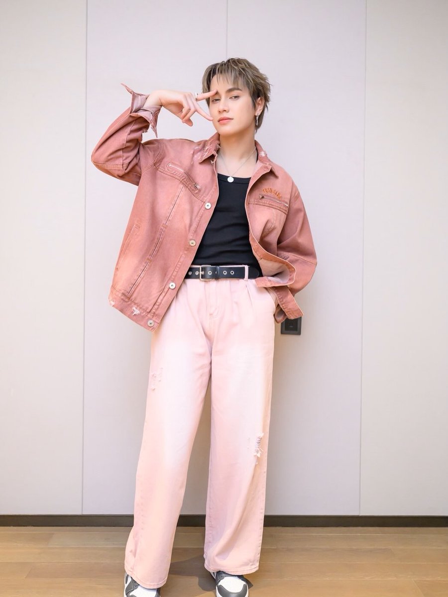 smartboomperu's tweet image. @smart_csnp is dazzling us! 
These photos are proof of his magic:
He shares his tender vulnerability, infects us with his pure happiness, and wows us with his total elegance. 💫
I simply love him in every single one of his facets!🫶🏻

#Smartcsnp #csnp #WeAreSyra  #smartchisanupong