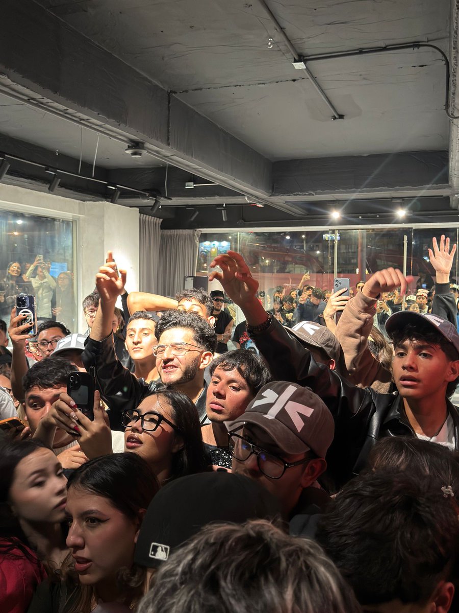 UMusicColombia's tweet image. Llegó la hora de cantar junto a @yoAlvaroDiaz en #PopUpStore 

Bogotá ya está calentando motores para su presentación en #Megaland