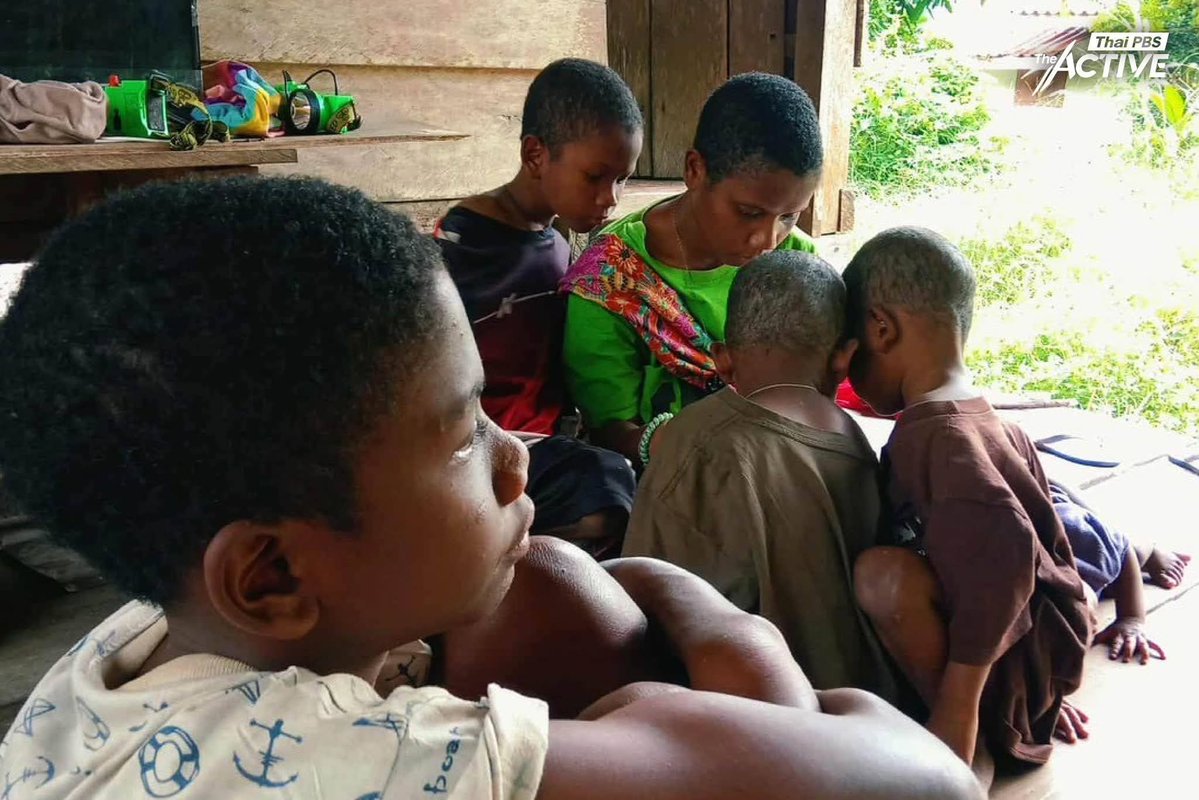 sirotek's tweet image. มิตรสหายท่านใดสะดวก ขอช่วยหน่อยครับ กลุ่มชาติพันธุ์ #มานิ ในอำเภอป่าบอน จังหวัดพัทลุง ต้องอพยพหนีน้ำป่าลงมาอยู่อาศัยด้านล่าง จำนวน 39 คน ขณะนี้ยังกลับขึ้นไปที่ทับ [บ้สน] ไม่ได้ ขอรับสิ่งของดังนี้ครับ
1. ผ้าห่ม 40 ผืน
2. ผ้าถุง 40 ผืน
3. ผ้าขาวม้า 40 ผืน 

มิตรสหายที่สะดวก…