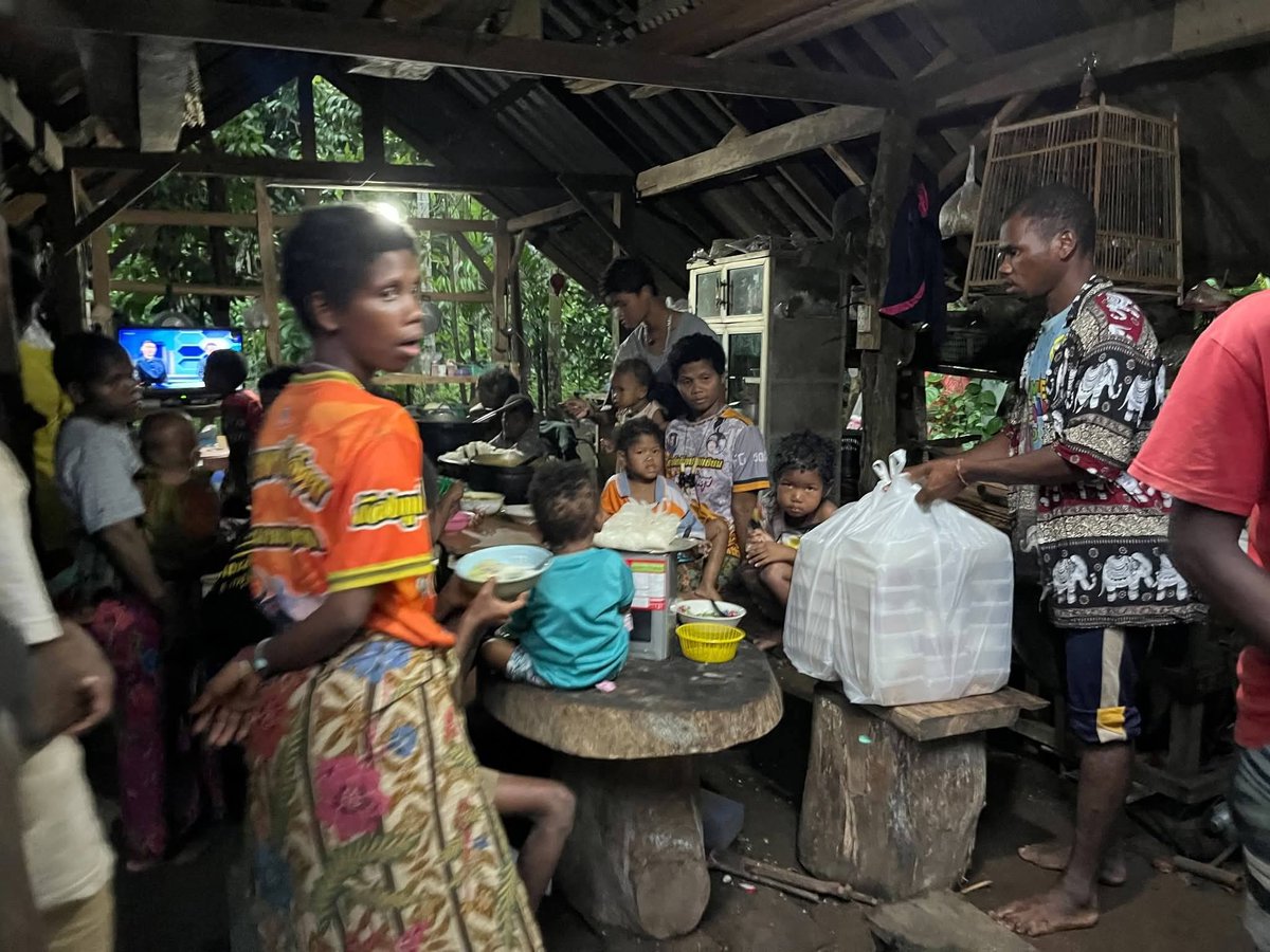 sirotek's tweet image. มิตรสหายท่านใดสะดวก ขอช่วยหน่อยครับ กลุ่มชาติพันธุ์ #มานิ ในอำเภอป่าบอน จังหวัดพัทลุง ต้องอพยพหนีน้ำป่าลงมาอยู่อาศัยด้านล่าง จำนวน 39 คน ขณะนี้ยังกลับขึ้นไปที่ทับ [บ้สน] ไม่ได้ ขอรับสิ่งของดังนี้ครับ
1. ผ้าห่ม 40 ผืน
2. ผ้าถุง 40 ผืน
3. ผ้าขาวม้า 40 ผืน 

มิตรสหายที่สะดวก…