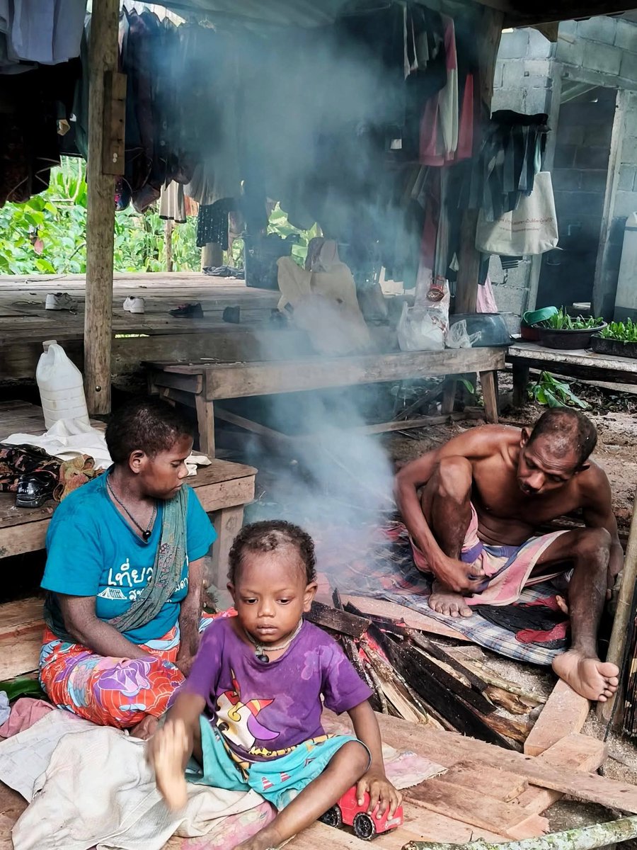 sirotek's tweet image. มิตรสหายท่านใดสะดวก ขอช่วยหน่อยครับ กลุ่มชาติพันธุ์ #มานิ ในอำเภอป่าบอน จังหวัดพัทลุง ต้องอพยพหนีน้ำป่าลงมาอยู่อาศัยด้านล่าง จำนวน 39 คน ขณะนี้ยังกลับขึ้นไปที่ทับ [บ้สน] ไม่ได้ ขอรับสิ่งของดังนี้ครับ
1. ผ้าห่ม 40 ผืน
2. ผ้าถุง 40 ผืน
3. ผ้าขาวม้า 40 ผืน 

มิตรสหายที่สะดวก…