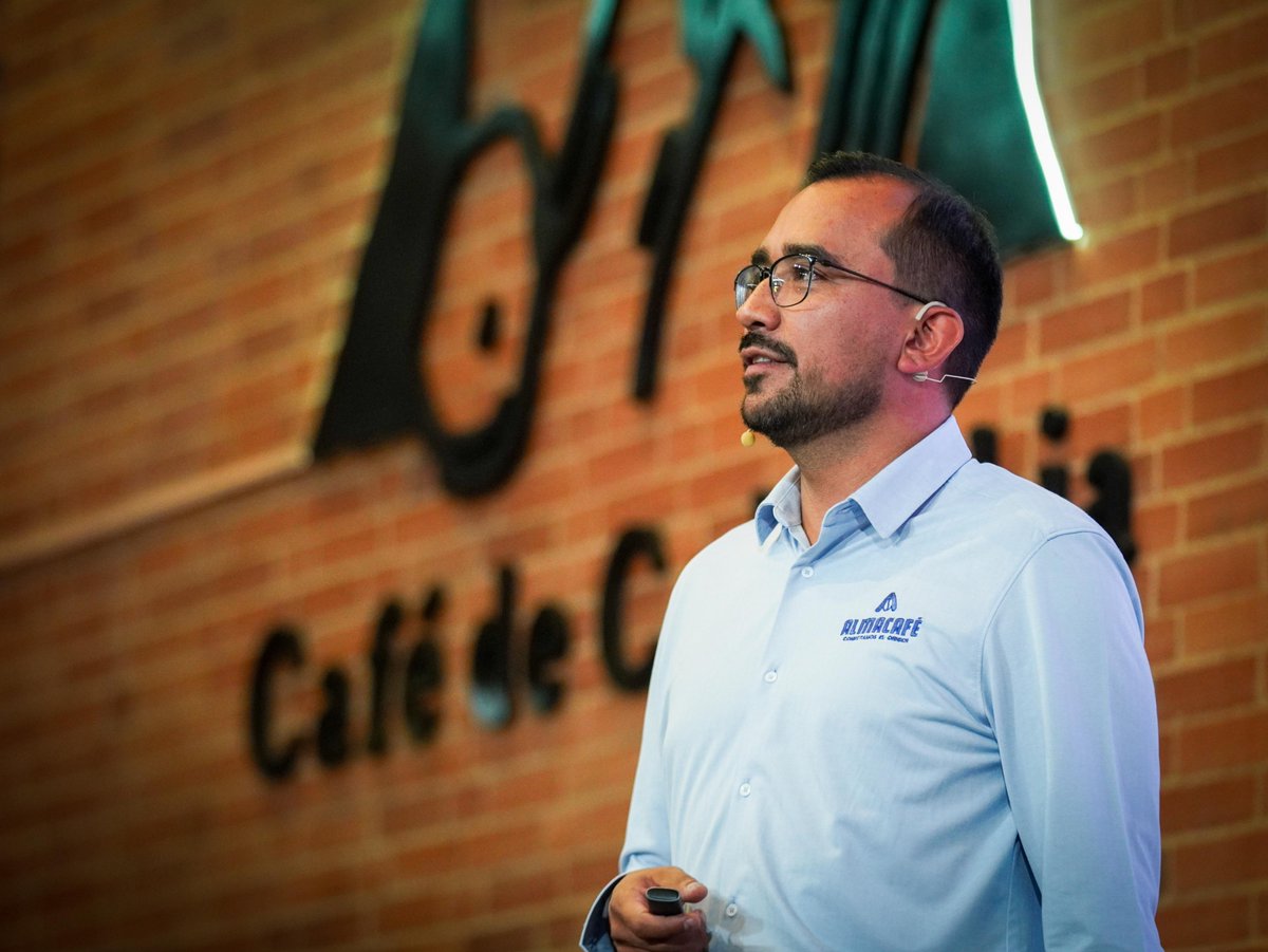 #94CongresoCafetero ☕️ l Iván Galindo, Gerente de #Almacafé, presentó hoy ante los delegados al Congreso Cafetero el balance de la empresa, que pasó de centrarse en almacenamiento y trilla a fortalecer su papel en transformación, industrialización y logística. 

Iván Galindo