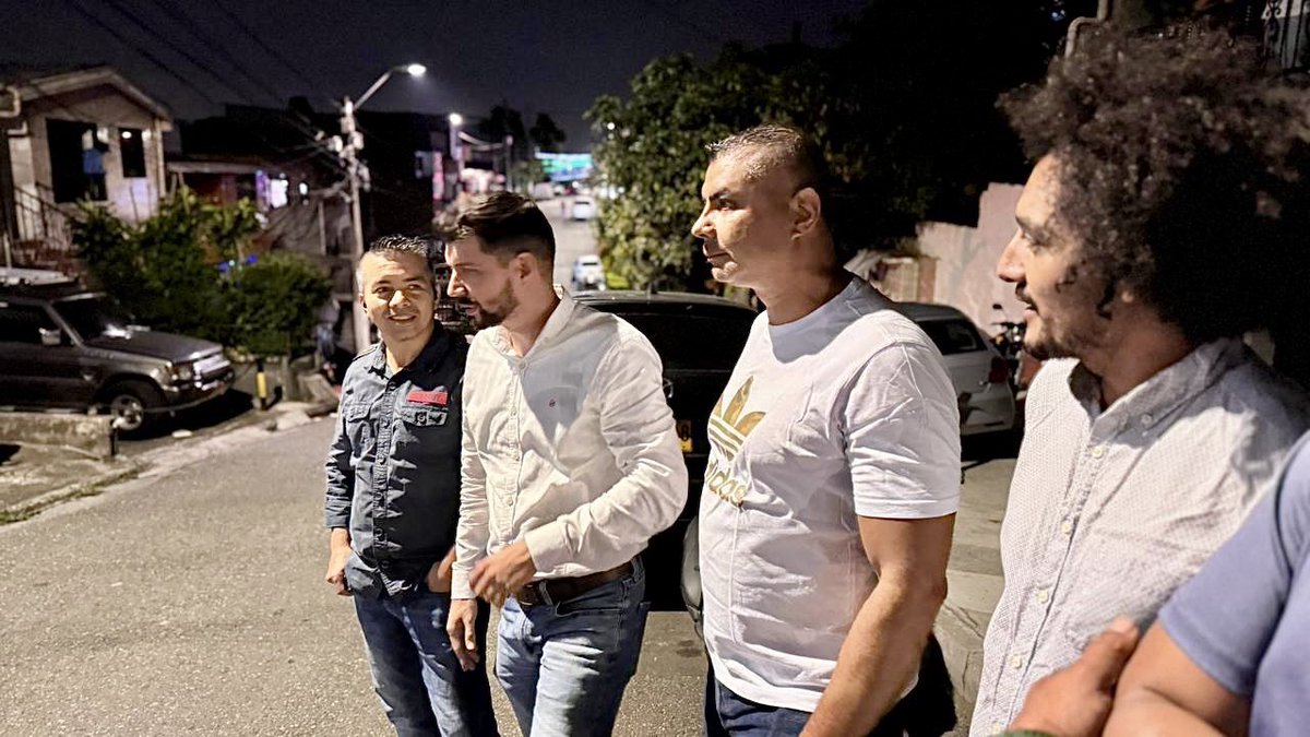 braulioEMarquez's tweet photo. ¡Desde el #DoceDeOctubre, en la Comuna 6, con el corazón lleno de gratitud! 🤝

Agradezco de manera muy especial al líder Edward Gutiérrez por este espacio, y por propiciar un encuentro tan valioso con amigos que creen en la fuerza de construir juntos por nuestro territorio.

Cada rostro alegre, cada mirada sincera y cada palabra de apoyo nos reafirma que este camino se recorre escuchando, aprendiendo y sumando voluntades.

#SumandoExperienciasPorAntioquia
