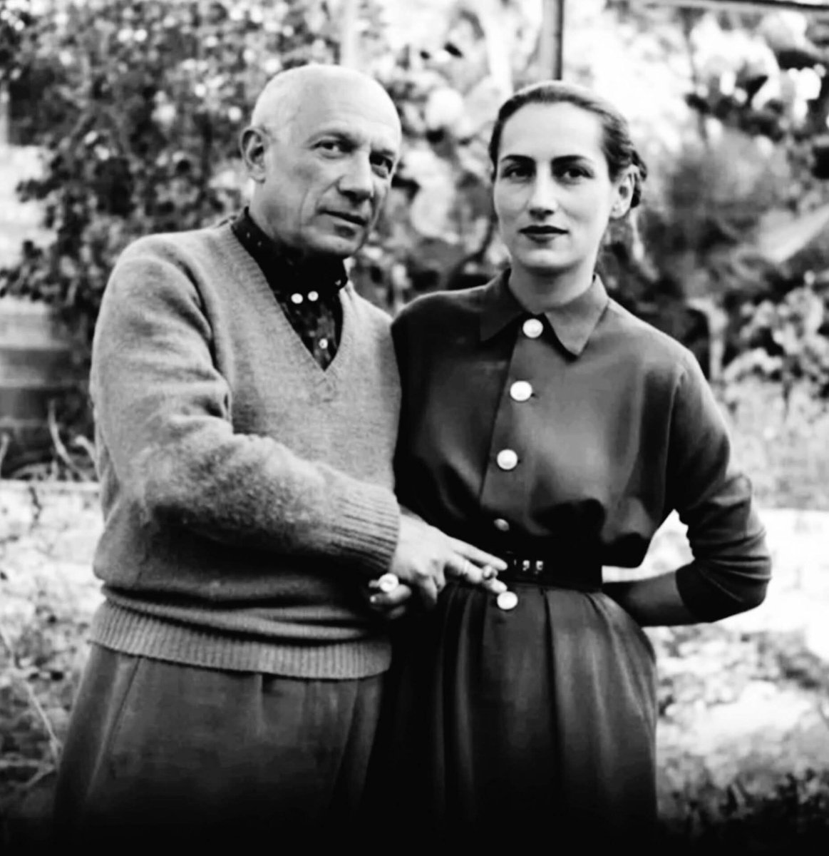 rancanoglenda7's tweet image. Tenía 21 años cuando lo conoció.
Él, 61.
Y cuando quiso marcharse, Pablo Picasso —genio para el mundo, tormento para las mujeres que lo amaron— sonrió con arrogancia y dijo:

«Nadie abandona a Picasso.»

Pero ella sí lo hizo.

Durante décadas, Picasso convirtió a sus musas en…