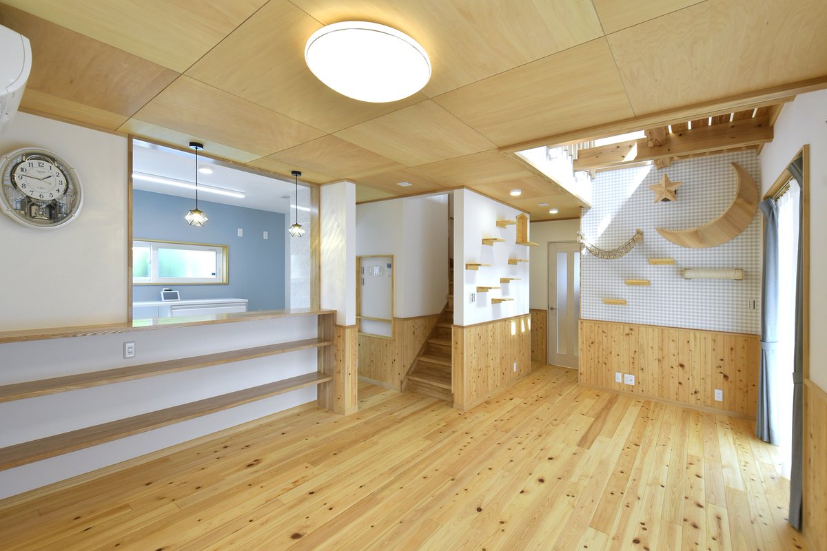 kentoku_kouhou's tweet image. 今日も１日お疲れ様でした。
１日の最後に、完成物件の写真です！

猫ちゃん好きの施主様のために造作したキャットタワー。
大工さんの丁寧な施工のおかげで、細部まで美しく仕上がりました。

まさに“猫ちゃんのためのタワマン”です笑

#工務店 #家づくり #注文住宅