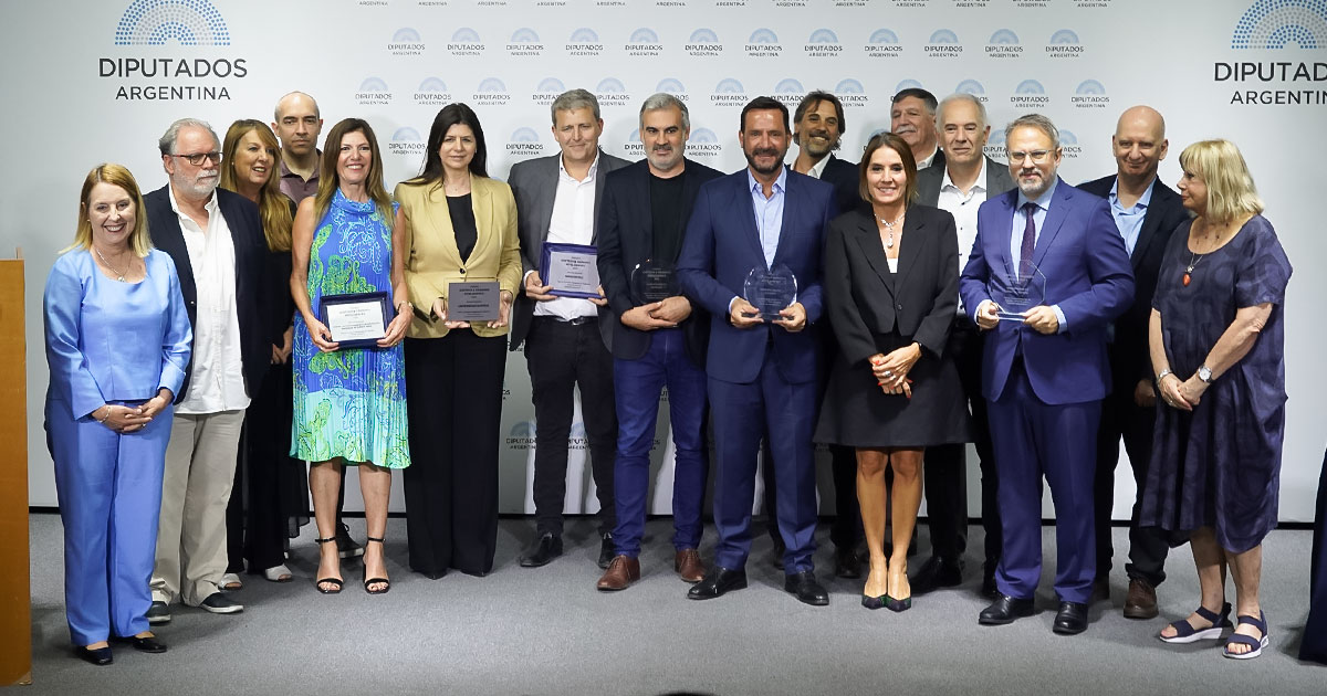 Premios GovTech RECIA 2025: Ganaron 3 DE FEBRERO, MENDOZA y ESCOBAR. El intendente <a href="/dievalen/">Diego Valenzuela</a> recibió el premio que destacó a 3 de Febrero, el sec. de Tecnología de Mendoza @marceloguinazu2 el de esa ciudad, y el int. @Arielsujarchuk el de Escobar. ¡FELICITACIONES!