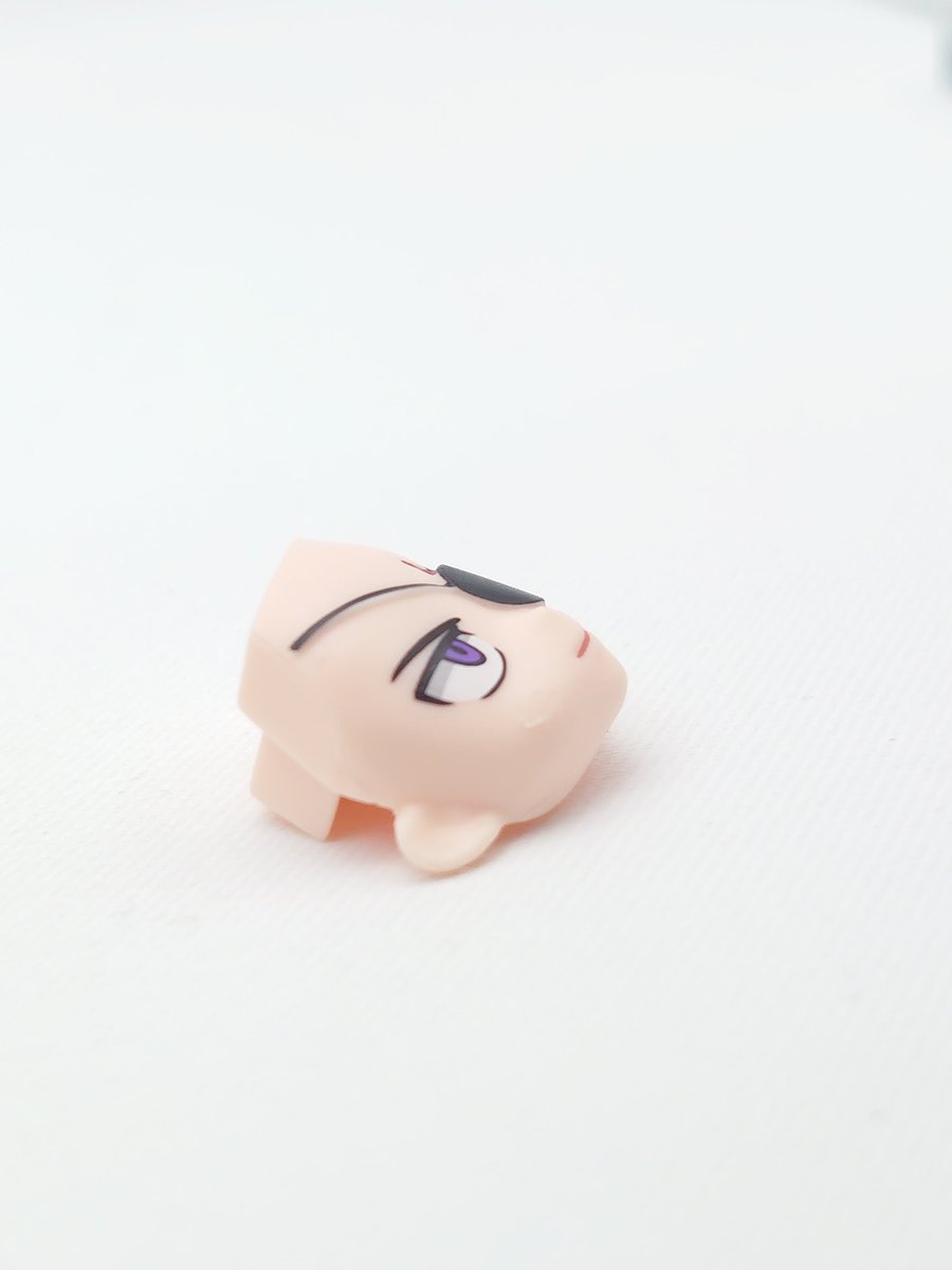 ＃リンクトラベラーズ キャラセレ02検証①
海賊団員(男)

バンダナ取り外し可能。
眼帯は外せませんが、単なるタンポ印刷ではなく、ちゃんと造形されて塗装してあります。
凄いこだわり！