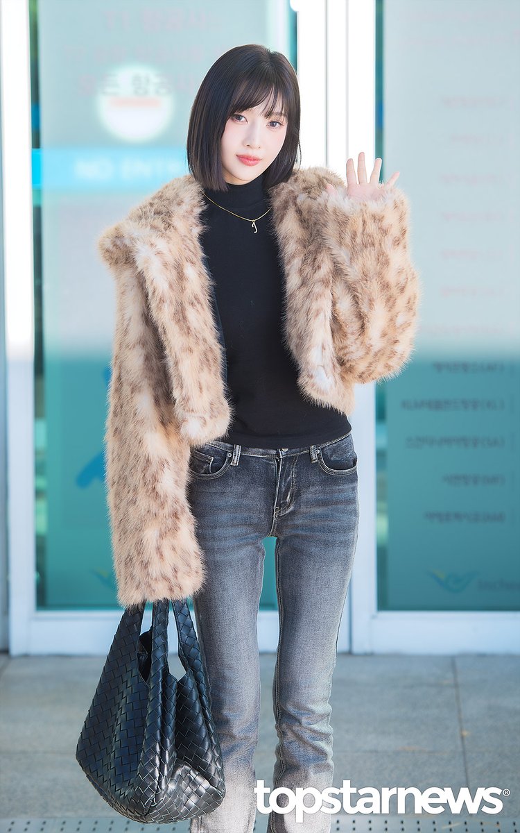 레드벨벳 조이, ‘레오파드 퍼 재킷으로 완성한 섹시다이너마이트 출국룩’ (인천공항 출국) [HD포토] #조이 #JOY #레드벨벳 #RedVelvet #인천공항 #출국 #입국 #프리뷰 topstarnews.net/news/articleVi… <- Original Photo