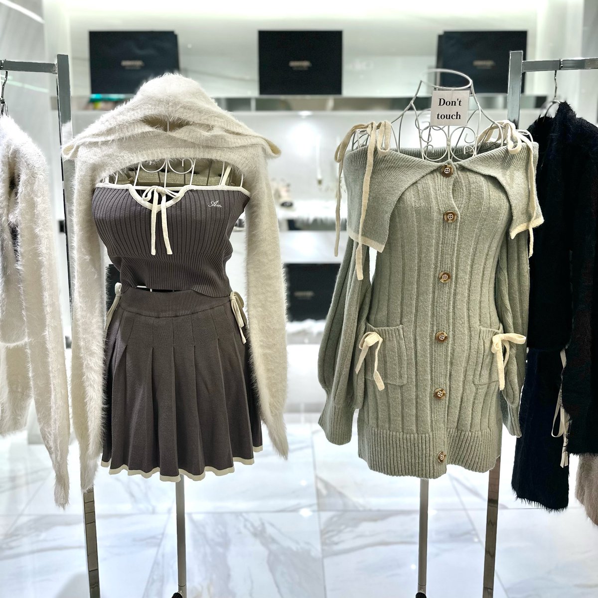 SHIBUYA109NET's tweet image. \ ⟡.·🤎🕯️amerge. POPUP STORE🕯️🤎⟡.· /

「amerge.」のPOPUP STOREが109に
カムバックオープン.ᐟ.ᐟ

女性らしいスタイルが盛れるシルエットにこだわった、
大人かわいいフェミニンなお洋服がたくさん揃っているよ🩰˖ ࣪⊹

なんと💭…