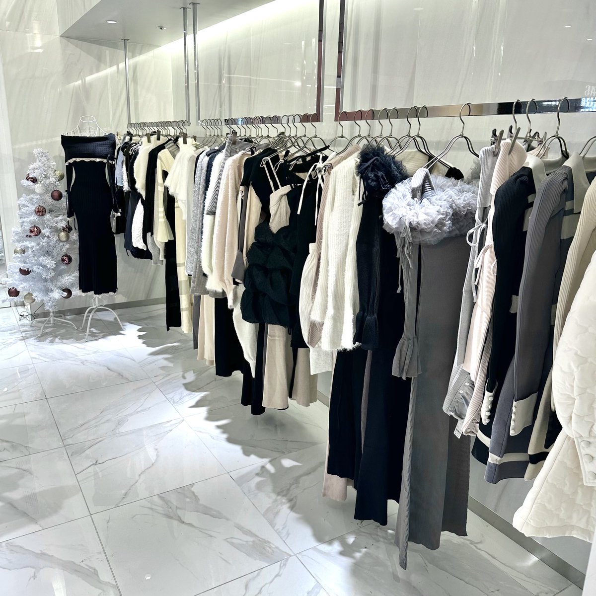 SHIBUYA109NET's tweet image. \ ⟡.·🤎🕯️amerge. POPUP STORE🕯️🤎⟡.· /

「amerge.」のPOPUP STOREが109に
カムバックオープン.ᐟ.ᐟ

女性らしいスタイルが盛れるシルエットにこだわった、
大人かわいいフェミニンなお洋服がたくさん揃っているよ🩰˖ ࣪⊹

なんと💭…