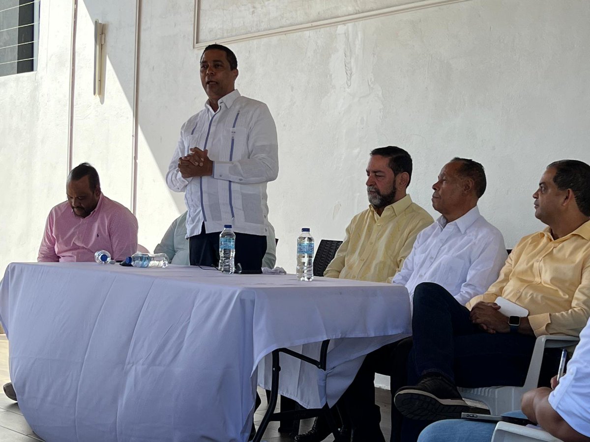 Junto a mi amigo Víctor de Aza encabezamos hoy un desayuno-reunión con los principales dirigentes del <a href="/PRM_Oficial/">PRM</a> de la ejemplar Provincia de Valverde, para impulsar la tarea de consolidación del padrón que, de manera colectiva, emprenderemos en el país el 29 y 30 de este mes.