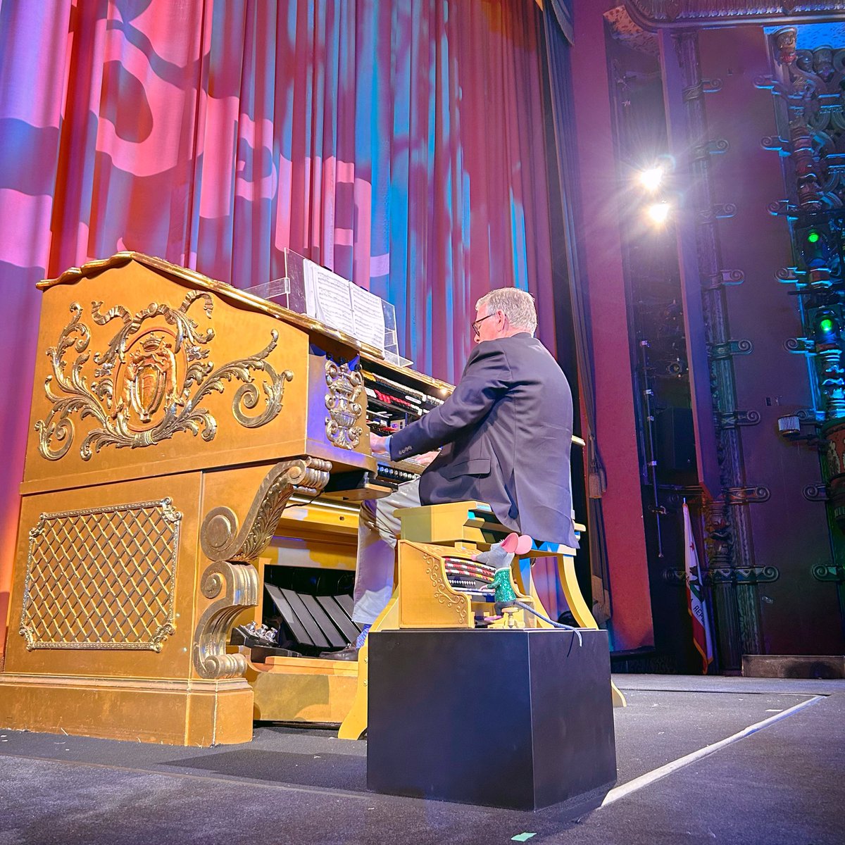 One of my favorite parts of seeing Zootopia 2 at the El Capitan last night! Talented organists, big and small! 🐭🎹