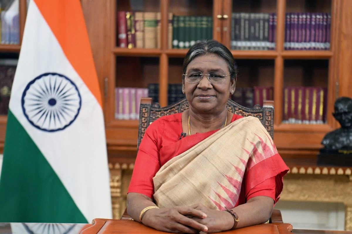 airnewsalerts's tweet image. President #DroupadiMurmu visits #Lucknow today to attend two key events. 

She will launch the Brahma Kumaris’ 2025–26 annual theme, ‘Meditation for World Unity and Trust’. She will also grace the closing ceremony of the Bharat Scouts and Guides’ diamond jubilee celebrations and…