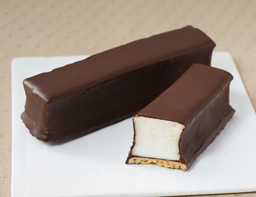 saisinnosweets's tweet image. 12月2日よりローソンから、パリッとチョコとぷにふわ食感の生マシュマロを楽しむスティックスイーツ『ご褒美スティックケーキ　ぷにふわ生マシュマロ』が新発売されます✨️

※ローソン公式サイトから引用