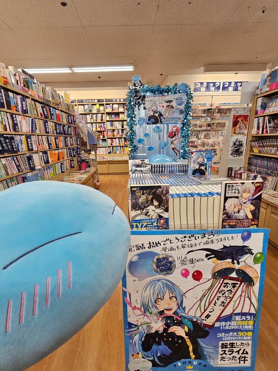 【⑨ご挨拶】
街の本屋さんにご挨拶✨
リムル様の同行者さんは一筆。✍
そんな中、リムル様は店内に展開された
輝かしい棚に目を奪われていた様子👀

転スラ担当編集M

#転スラ
#転スラ原作小説完結記念プロジェクト